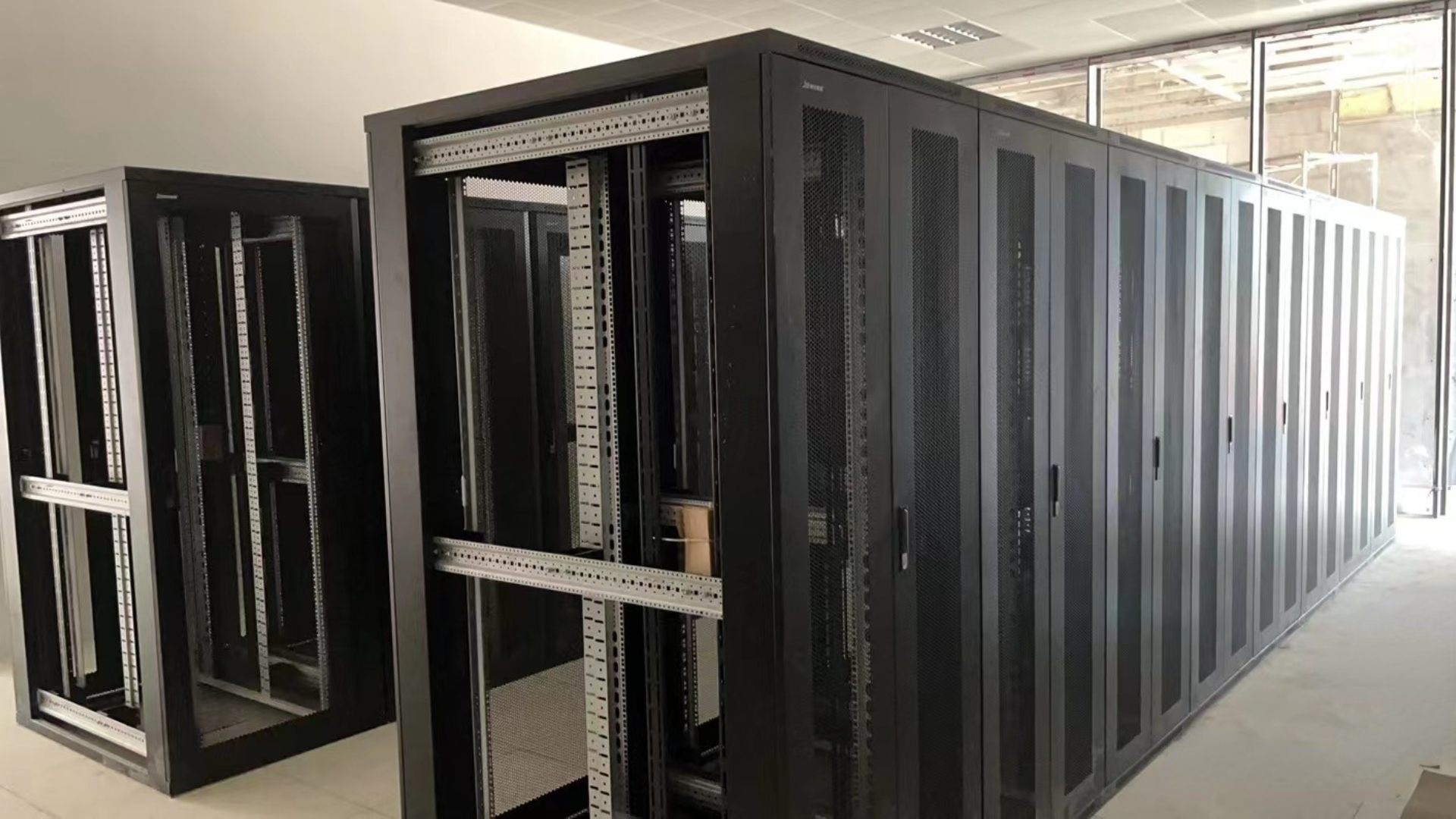 精致森藍(lán)冷通道機(jī)柜為阿里巴巴菜鳥(niǎo)網(wǎng)絡(luò)總部項(xiàng)目供貨