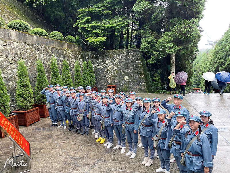 精致機柜家人重溫入黨誓詞